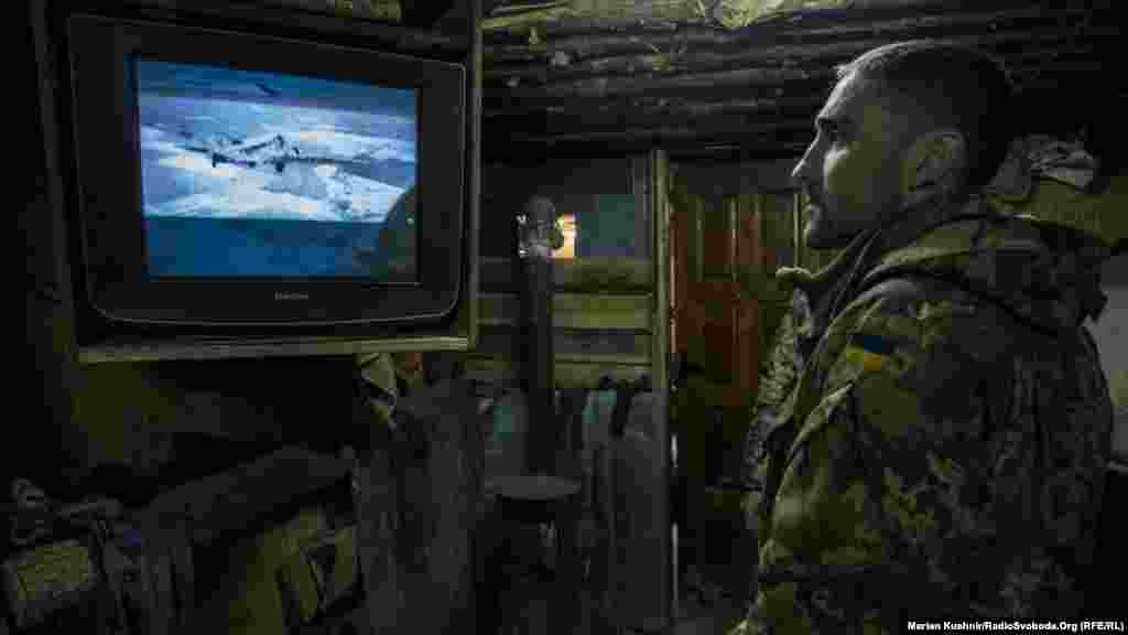 У вільний від несення служби час, у бліндажах, солдати дивляться україномовне кіно про Другу світову війну, бо мають супутникове телебачення. Купили за власний кошт і возять його із собою ще з 2014 року. У загальнодоступному ефірі на лінії фронту – переважно російські та сепаратистські телеканали