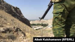 Военнослужащий на границе Кыргызстана и Таджикистана. Архивное фото. 