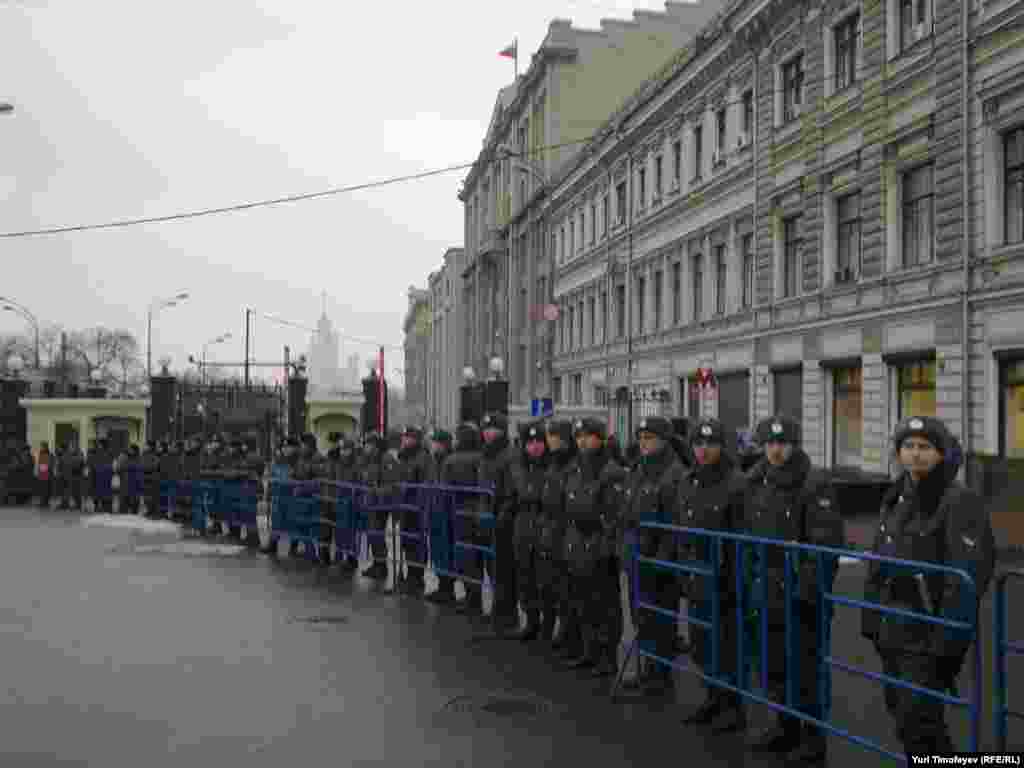 With a major police operation in place all across Russia to contain the country's biggest antigovernment demonstrations in years, RFE/RL presents a selection of pictures from the biggest protest gathering, on Bolotnaya Square in central Moscow.