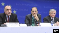 Azerbaijani Foreign Minister Elmar Mammadyarov, EU foreign-policy chief Javier Solana, and Armenian Foreign Minister Eduard Nalbandian (left to right) at EU headquarters on December 9