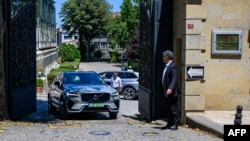Европска делегација го напушта иранскиот конзулат по нуклеарните разговори во Истанбул, Турција, на 25 јули