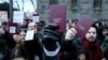 Studenti drže indekse na protestu ispred zgrade Ustavnog suda u Beogradu, 12. januar 2025. 