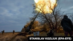 Артилеристи ЗСУ ведуть вогонь з САУ 2С7 по позиціях російської армії. Херсонська область, 9 листопада 2022 року