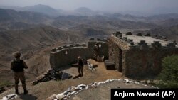 طالبان پاکستانی همواره حملاتی را بالای اردیو پاکستان و اقلیت های مذهبی در آن کشور انجام می دهند.