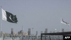 تصویر آرشیف: بیرق پاکستان و بیرق طالبان افغانستان