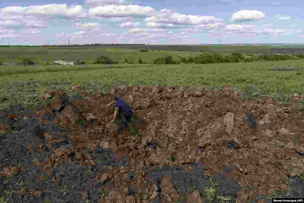Ось такі вирви залишає російська артилерія на полях на Харківщині. Причому, найчастіше Росія обстрілює прикордонні райони із своєї території. Поле біля Черкаської Лозової, Харківщина. 28 травня 2022 року Дослідницька служба Європейського парламенту повідомляє, що Росія та Україна постачають понад половину імпорту зернових в Північну Африку та на Близький Схід, а країни Східної Африки імпортують 72% зернових з Росії та 18% з України