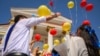 Мектептин бүтүрүүчүлөрү. Иллюстрациялык сүрөт 