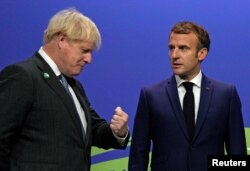 Прем’єр-міністр Великобританії Борис Джонсон і президент Франції Еммануель Макрон на кліматичній конференції ООН у Глазго, Шотландія. Великобританія, 1 листопада 2021 року