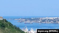 Балкер класса «река – море» отходит от зернового терминала в Доковой бухте Севастополя, 5 июля 2022 года