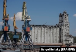 Зруйноване зерносховище у вантажному морському порту Маріуполя, 12 червня 2022 року