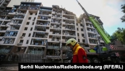 Ракетна атака на Київ: наслідки удару по житловій багатоповерхівці у центрі столиці (фоторепортаж)