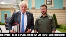 Прем'єр-міністр Великої Британії Борис Джонсон (л) разом із президентом України Володимиром Зеленським на Михайлівській площі у Києві, 17 червня 2022 року
