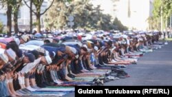 د کرغزستان په سر ښار بشکېک کې مسلمانان د لوی اختر لمونځ کوي: انځور جولای ۹، کال ۲۰۲۲