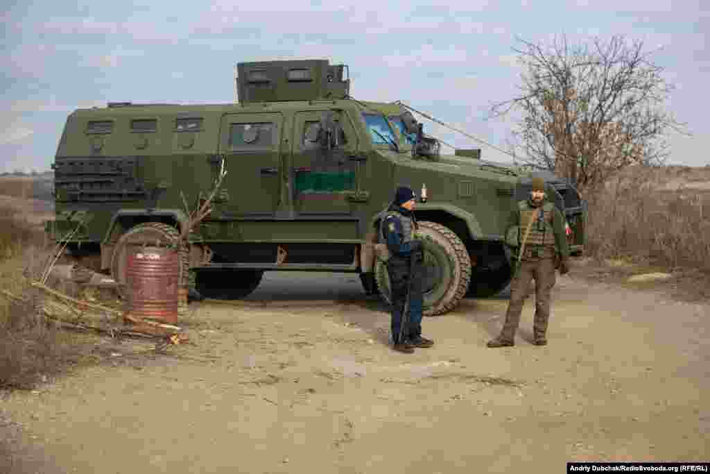 Дорогою зустрічаємо багато патрулів поліції і Нацгвардії. В зоні проведення ООС усе ще діє режим «жовтий», але розведення фактично відбулося, і він може завершитися уже з неділі (Режим «жовтий» – військові можуть, зокрема, перевіряти документи в цивільних, затримувати в разі відсутності їх, використовувати транспорт чи мобільні телефони громадян за їхньою згодою)