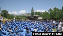 د خیبر په تیرا کې ګڼ زده کوونکي د ښوونځي په انګړ کې ناست دي - پخوانی انځور.