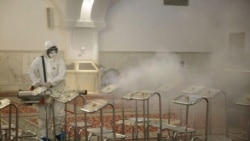 Санітарна обробка всередині храму Імама Рези – найбільшого шиїтського мусульманського релігійного комплексу Ірану