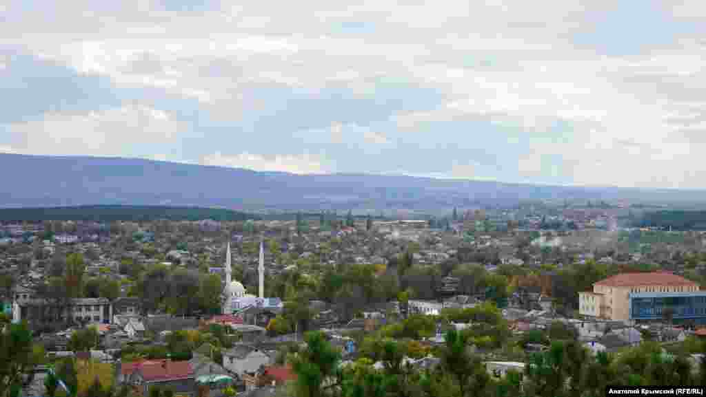 Вид на Білогірськ із оглядового майданчика на пагорбі Дорт-Куль (з кримськотатарської&nbsp;&ndash; чотирикутник)