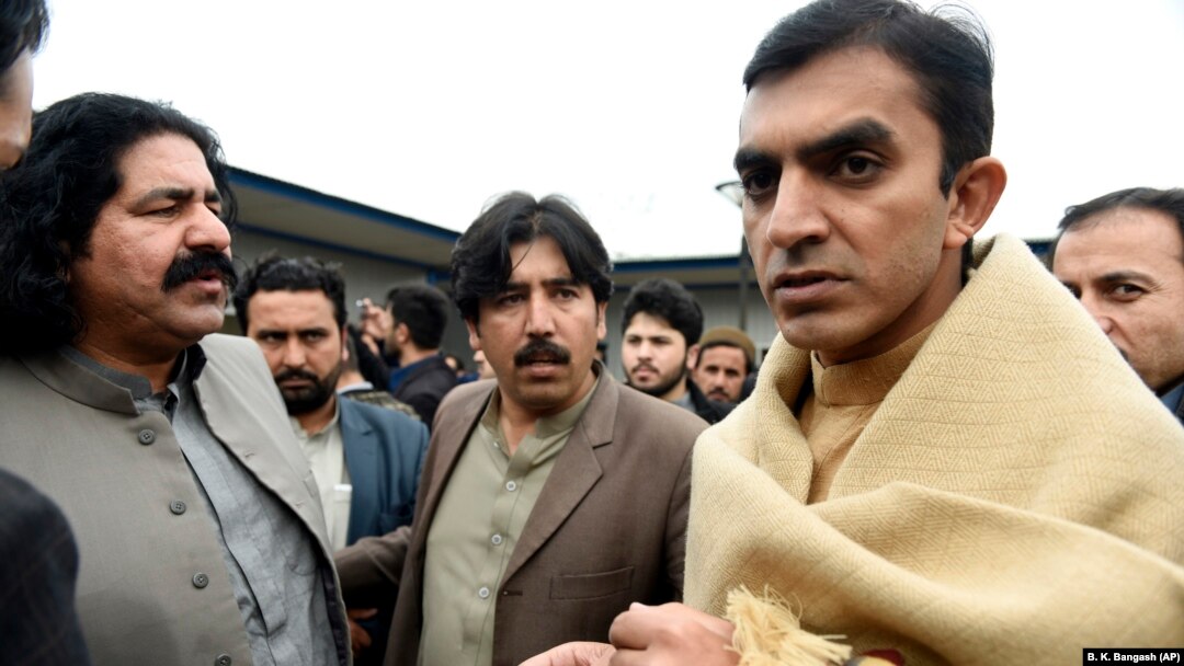  د پښتون ژغورنې ِغورڅنګ مخکښان مجسن داوړ، عبدالله ننګیال او علي وزیر د اسلام اباد پرېس کلب ته د ورتلو مهال. ۲۰۲۰، ۲۷ جننوري