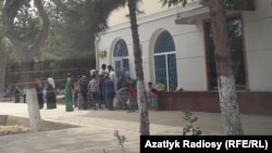 Aşgabatda nobata duran adamlar. (Illýustrasiýa suraty)
