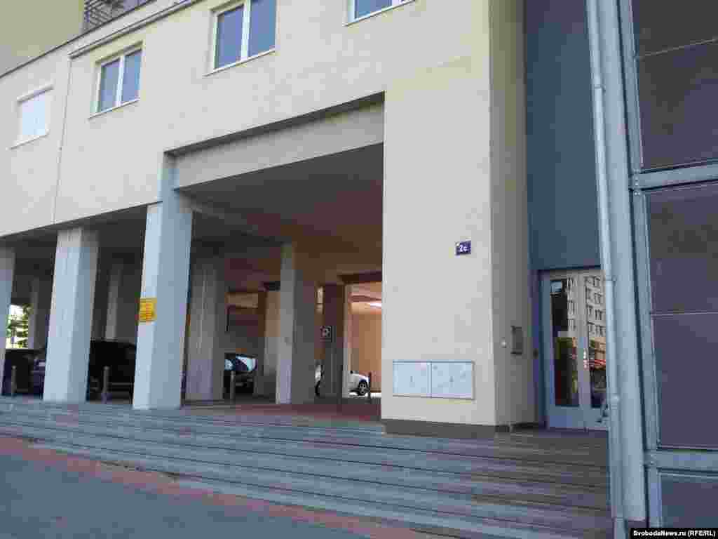 Дом, где предположительно находится квартира Главы Следственного комитета Александра Бастрыкина. Адрес: Hnězdenská 767/2c, Praha 8, Troja
