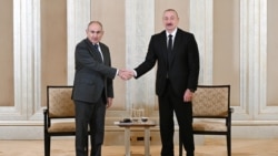 Премьер-министр Армении Никол Пашинян (слева) и президент Азербайджана Ильхам Алиев на переговорах в Абу-Даби 10 июля 2025 года