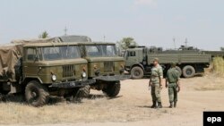 Російська військова техніка побіля міста Каменськ-Шахтинський у Ростовській області за 30 кілометрів від українського кордону, 14 серпня 2014
