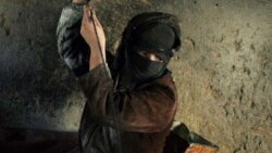 مادری که با آتش تنور برای فرزندانش مادری می‌کند و لقمه نانی به دست می‌آورد.