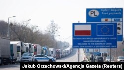 У «живу чергу» на в’їзд в Україну перевізники більше не стають, обираючи інші маршрути руху, кажуть митники (фото ілюстративне)