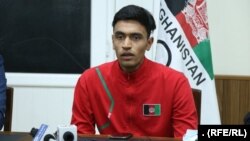 فرزاد منصوری ملی‌پوش تکواندی افغانستان در کنفرانس خبری مسئولان فدراسیون ملی تکواندو