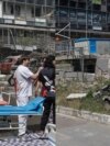 Blocul principal al spitalului „Ohmatdit”, avariat în urma bombardamentelor - în ziua atacului și un an mai târziu. Reconstrucția instituției medicale a început în iunie 2025. Lucrările sunt finanțate exclusiv din fonduri caritabile, colectate exclusiv în aceste scopuri. Este prevăzută și o finanțare suplimentară din partea statului, dar numai în caz de necesitate. Potrivit ministrului Sănătății din Ucraina, Viktor Lișko, în prezent, Ministerul Sănătății nu consideră necesară alocarea de fonduri din bugetul de stat.