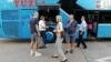 Nahid Mujkanović (prvi s lijeva), ukrcava se na autobus za Grac u rodnom Gradačcu 15. septembra 2021. Nakon završenih studija medicine posao će potražiti u Austriji.
