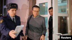 Russian ex-Economy Minister Aleksei Ulyukayev (center) is escorted by police after a court hearing in Moscow earlier this week. 