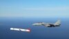 Томахавк крстари покрај американски Ф-14 над јужна Калифорнија во 2002 година.<br>Киев постојано бара пристап до американски ракети со долг дострел. Во 2024 година, украинскиот претседател Володимир Зеленски наговести дека Киев побарал Томахавк. Службеник на Белата куќа во тоа време наводно го нарекол барањето „тотално неизводливо“.