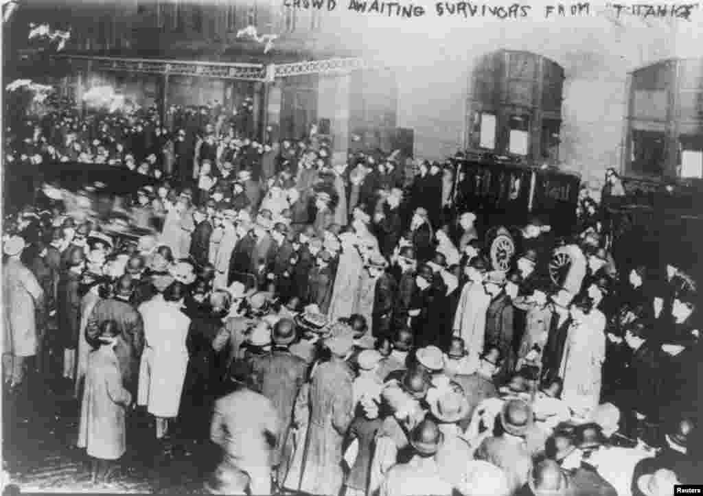 A crowd in New York awaits survivors from the &quot;Titanic&quot; to arrive aboard the &quot;Carpathia&quot; on April 18, 1912.