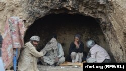 آرشیف، شماری از افراد معتاد به مواد مخدر در ولایت کندز. عکس جنبه تزئینی دارد.