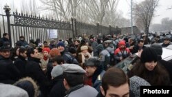 Գազային համաձայնագրերը չվավերացնելու պահանջով բողոքի ցույցը Ազգային ժողովի շենքի դիմաց, 23-ը դեկտեմբերի, 2013թ․