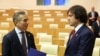 ფოტო არქივიდან: „ქართული ოცნების“ საპატიო თავმჯდომარე ბიძინა ივანიშვილი (მარცხნივ) და ამავე პარტიის თავმჯდომარე ირაკლი კობახიძე, რომელიც ასევე იკავებს პრემიერ-მინისტრის თანამდებობას.