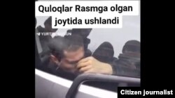 Скриншот видео, на котором запечатлен житель Андижана, запертый в багажник автомобиля марки «Спарк».