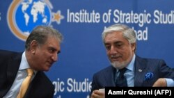 آرشیف، عبدالله عبدالله رئیس شورای عالی مصالحه ملی افغانستان (راست) حین صحبت با شاه محمود قریشی وزیر خارجه پاکستان