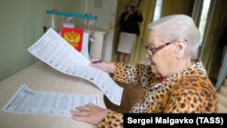 Женщина голосует у себя дома. Крым, 2021 год