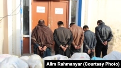 تصویر آرشیف: شماری از قاچاقبران مواد مخدر 