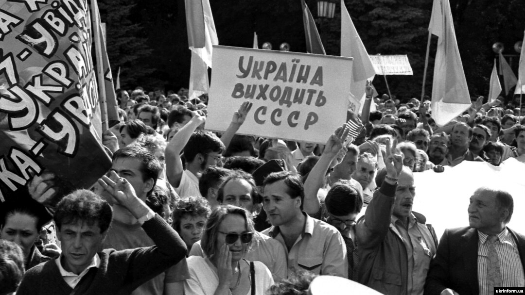 Мітинг на площі біля Верховної Ради у день ухвалення Акта проголошення незалежності України. Київ, 24 серпня 1991 року