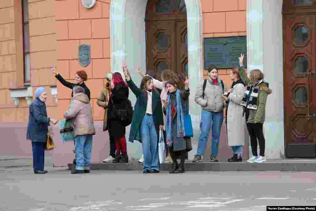 Студенти на ганку Академії мистецтв
