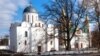 Чернігів. Ліворуч: Собор Бориса й Гліба часів України-Русі – пам'ятка архітектури початку XII століття. Праворуч: Спасо-Преображенський (Спаський) собор у Чернігові – одна із найстаріших збережених монументальних кам'яних будов України-Русі, початок будівництва – до 1036 року. 
