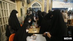 رای دهنده ها در یکی از مراکز رای‌دهی در ایران