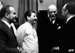 Генеральний секретар ЦК ВКП(б) Йосип Сталін (другий ліворуч), голова уряду СРСР, нарком закордонних справ В'ячеслав Молотов (ліворуч) та міністр закордонних справ нацистської Німеччини Йоахім фон Ріббентроп (крайній праворуч) під час укладання пакту Молотова-Ріббентропа. Москва, 23 серпня 1939 року
