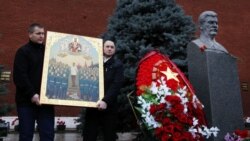 Відзначення дня народження Йосипа Сталіна на його могилі біля Кремлівської стіни на Червоній площі. На фотографії ікона із зображенням радянського диктатора. Москва, 21 грудня 2015 року