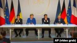 Під час пресконференції за підсумками «нормандського саміту». Зліва направо: президент України Володимир Зеленський, канцлер Німеччини Ангела Меркель, президент Франції Емманюель Макрон та президент Росії Володимир Путін. Париж, 9 грудня 2019 року