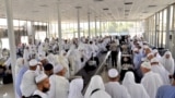 Акс аз бойгонӣ ва аз соли 2018. Бозгашти зойирони тоҷик аз Маккаву Мадина.