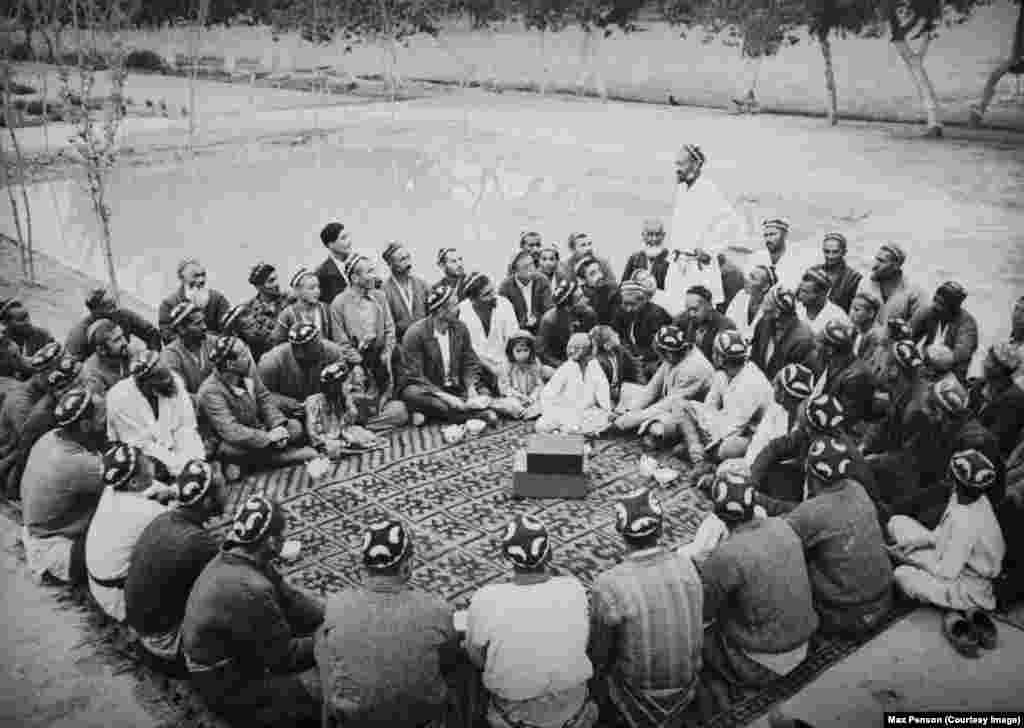 دورهمی مردان ازبک که توسط مکس پنسون در اوایل قرن بیستم عکاسی شده است.ماکسیم، نوه پنسون، سال ۲۰۱۸ در مصاحبهای با رادیو اروپای آزاد/رادیو آزادی، دربارهٔ چگونگی ورود پدربزرگش به آسیای میانه در بیش از یک قرن پیش صحبت کرد. او گفت: «بوهای مختلف، رنگهای مختلف، افراد مختلف. همه چیز متفاوت است».